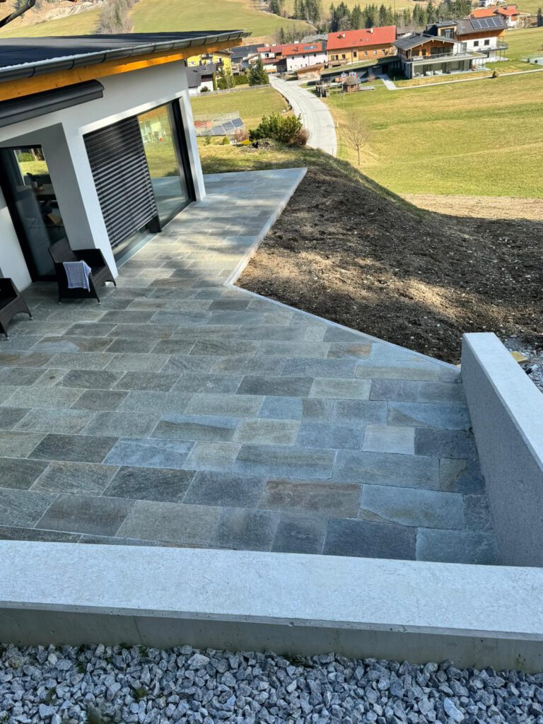 Moderner Garten mit Dekoelementen